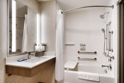 Suite One King Hear Accessible Tub - - Non-Smoking