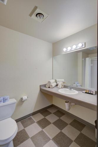 Pacific Sunrise Inn & Suites — Photo 2
