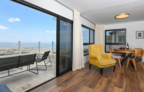 B&B Nof Kinneret - נוף העמק - דירה מהממת בצפת עם נוף עוצר נשימה - 3Bdrm Apartment with Sea of the Galilee View in Tzfat - Bed and Breakfast Nof Kinneret