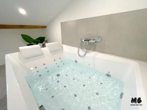 Maison Brigitte - Jacuzzi Videoprojecteur Xbox