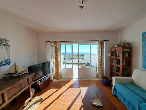 Koplietošanas atpūtas telpa ar TV, Sunset House Porto de Barcas - 3 rooms & Terrace in Praia Da Areia Branca
