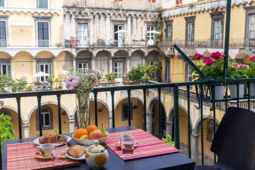 CloisterVista apartment, Naples