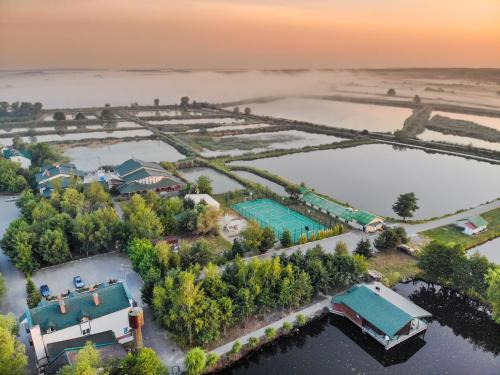 Restaurant, "Озерний край" ("Озернии краи") in Pustomyty