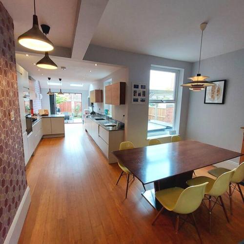 3 bed Luxury Victorian Home with Hot Tub in 特倫特布里奇