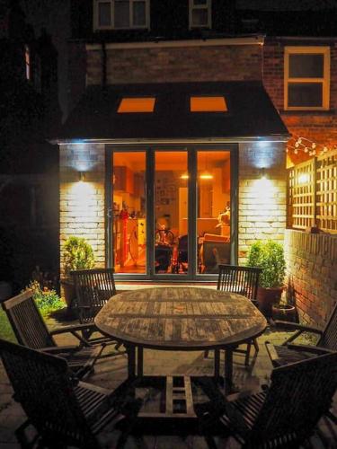 3 bed Luxury Victorian Home with Hot Tub in 特倫特布里奇