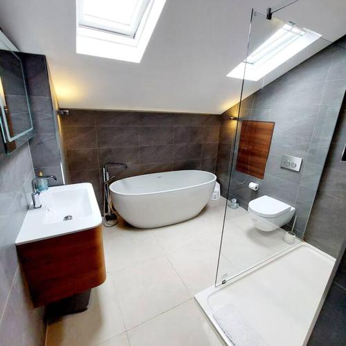 3 bed Luxury Victorian Home with Hot Tub in 特倫特布里奇