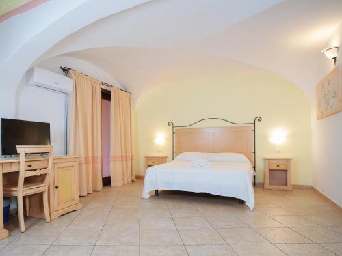 1 queen bed, 2 twin beds
