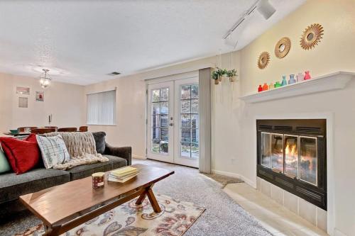 South East Boise - Updated Groovy Charmer - 3 bed