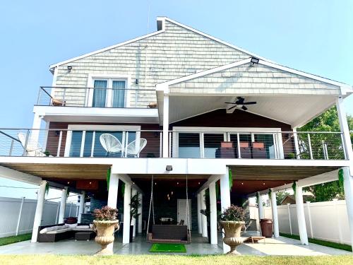 Lago-mar Luxury Modern Waterfront Home in University Park