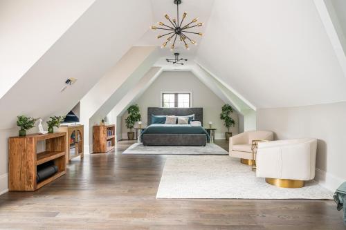 Adams Mansion, 10K Sqft, 7BD/7BA, 15min to Airport in Southwest