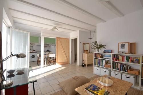Apartamento independiente en planta baja con patio ajardinado y parking