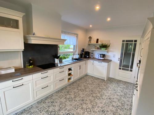 مطبخ, Ferienhaus FRIESENHERZ - Traum-Landhaus mit Sauna & Wallbox in Krummhorn