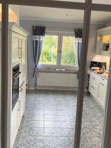 مطبخ, Ferienhaus FRIESENHERZ - Traum-Landhaus mit Sauna & Wallbox in Krummhorn