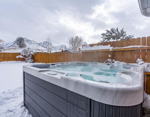 B&B Orem - Modern home near UVU and BYU with hot tub and mountain views - Bed and Breakfast Orem