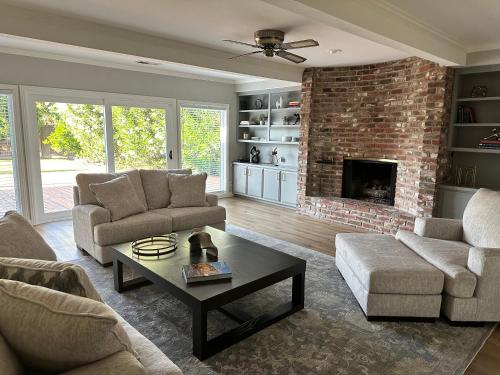 Secluded Home w/pool 5 minutes from American River, Carmichael