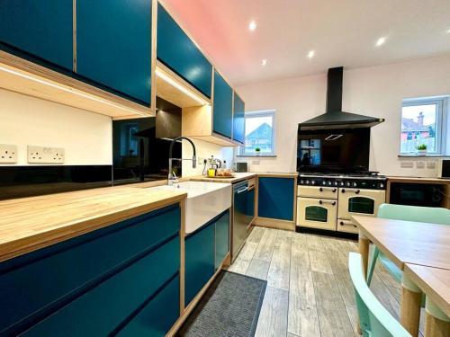 Large New 4 bedroom House Sleeps up to 12 - Accepts Groups - Great Location - FREE Parking - Fast Wi near Hillside