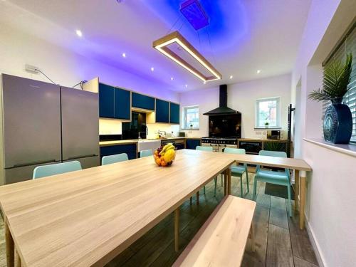 Large New 4 bedroom House Sleeps up to 12 - Accepts Groups - Great Location - FREE Parking - Fast Wi near Hillside
