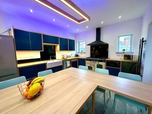 Large New 4 bedroom House Sleeps up to 12 - Accepts Groups - Great Location - FREE Parking - Fast Wi near Hillside