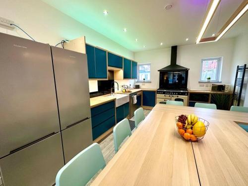 Large New 4 bedroom House Sleeps up to 12 - Accepts Groups - Great Location - FREE Parking - Fast Wi near Hillside