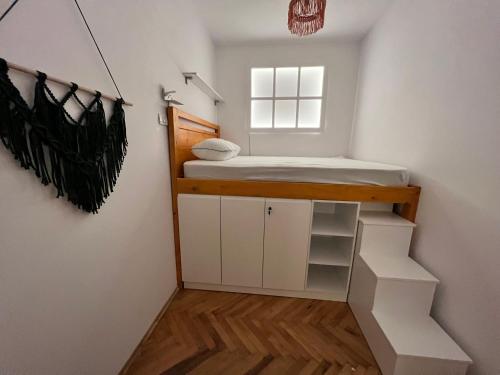 Standard Double Room with Shared Bathroom image 9
