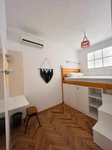 Standard Double Room with Shared Bathroom image 8