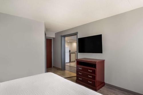 Clarion Inn and Suites Airport - image 6