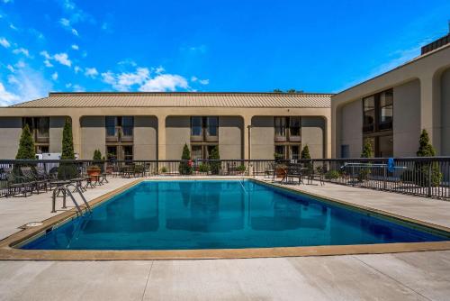 สระว่ายน้ำ, Clarion Inn & Suites Grand Rapids Airport in แกรนด์แรพิดส์ (MI)