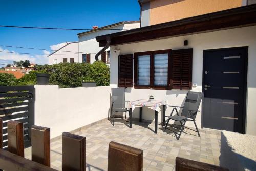 One-Bedroom Apartment with Terrace and Sea View image 2