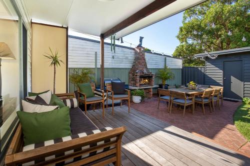 Amaroo - Pet Friendly - 2 Mins Walk to Beach - Outdoor Fireplace