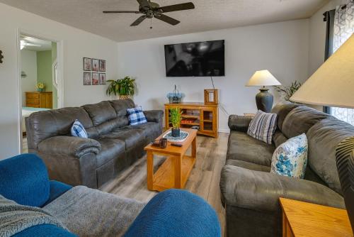 Charming Smiths Grove Home Near Cave Tours! in Smiths Grove, USA