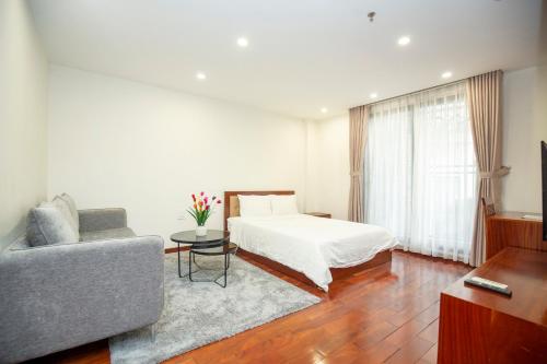 Queen Room with Balcony image 10