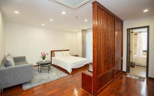 Queen Room with Balcony image 9