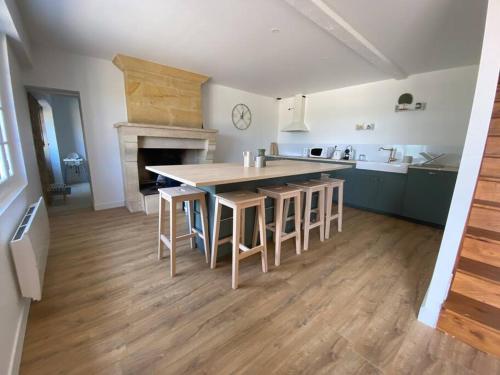 Kitchen, Chai Nous ! Maison renovee sur un domaine viticole proche de Saint Emilion in Gardegan-et-Tourtirac