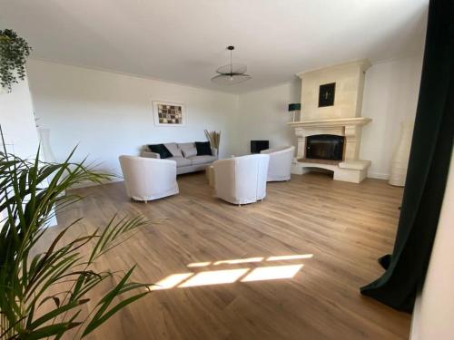 Shared lounge/TV area, Chai Nous ! Maison renovee sur un domaine viticole proche de Saint Emilion in Gardegan-et-Tourtirac