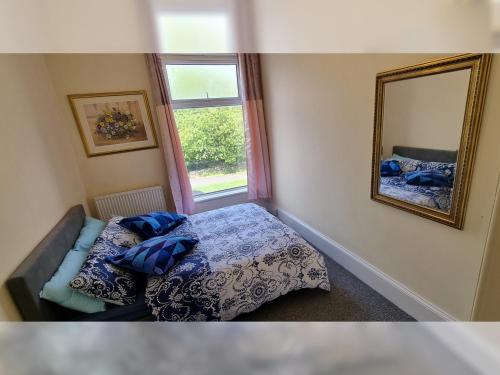 2 Bedroom 4 Beds Family Flat Free Parking & Fast Wi-Fi Self-Check-in Cosy & Spacious
