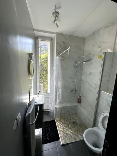 Shower, Appartement GARE Juvisy*ORLY AIRPORT*Paris in Juvisy