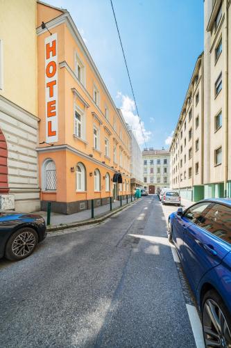 Self-Check-In Hotel Adlon – Vienna, NY