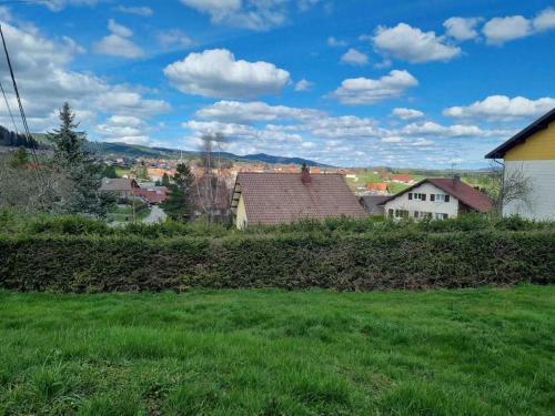 Logement dans maison + extérieur