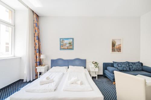 Self-Check-In Hotel Adlon – Vienna, NY