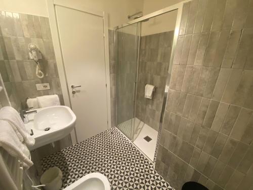 Economy Double Room image 4