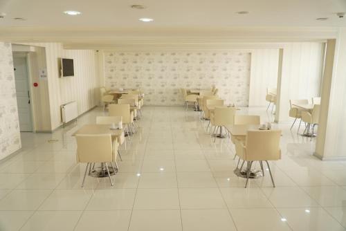 Cinas Hotel - image 9