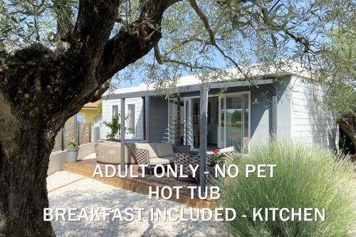 Comfort One Bedroom Mobile Home with Terrace and Hot Tub - No Pets