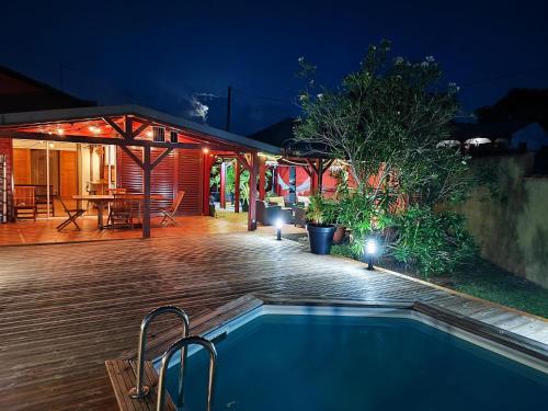 B&B Sainte-Rose - La Villa Holiday, 10 personnes, piscine patio bar terrasse - Bed and Breakfast Sainte-Rose