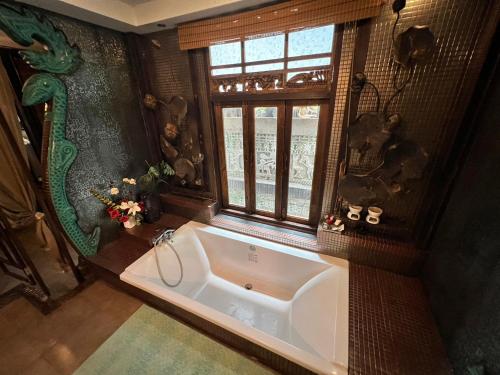 room detail thumbnail 2