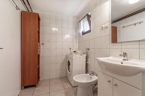 Bathroom, Pool House Mrzek Family Friendly - Happy Rentals in Nova Vas