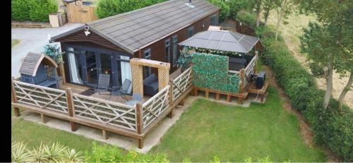 Peaceful Holiday Lodge with Hot Tub