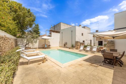 Courtyard with pool