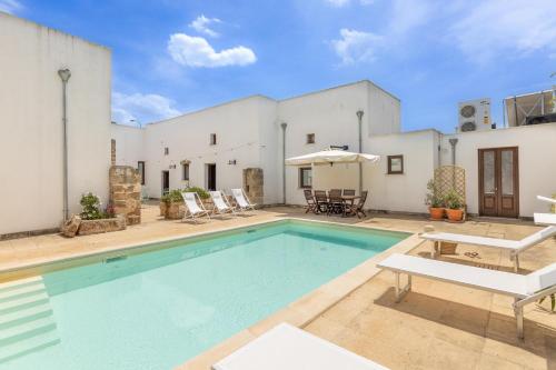 Courtyard with pool