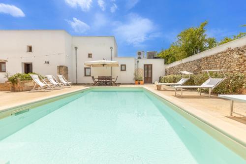 Courtyard with pool