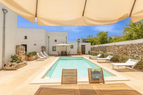 Courtyard with pool